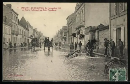 AK Saumur, Inondation de novembre 1910, La Route Nationale au Pont Fouchard