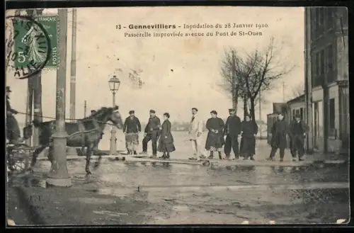 AK Gennevilliers, Inondation du Janvier 1910, Passerelle improvisée avenue du Pont de St-Ouen