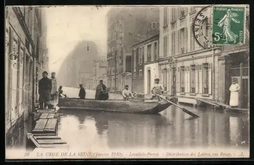 AK Levallois-Perret, Distribution des Lettres rue Rivay lors de la crue de la Seine 1910