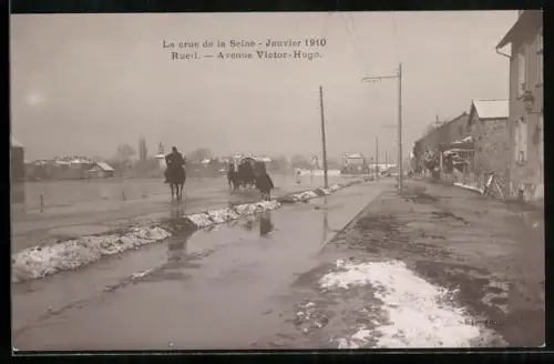 AK Rueil, La crue de la Seine 1910, Avenue Victor-Hugo inondée