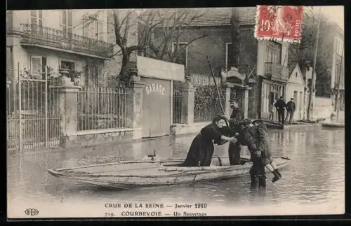 AK Courbevoie, Crue de la Seine 1910, Un sauvetage en barque dans les rues inondées