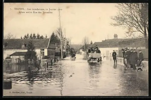 AK Troyes, Les inondations, 22 Janvier 1910, l`eau arrive Rue des Tauxelles