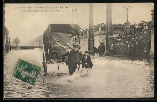AK Paris, La Crue de la Seine Janvier 1910, Un Désembarquement Quai de Passy