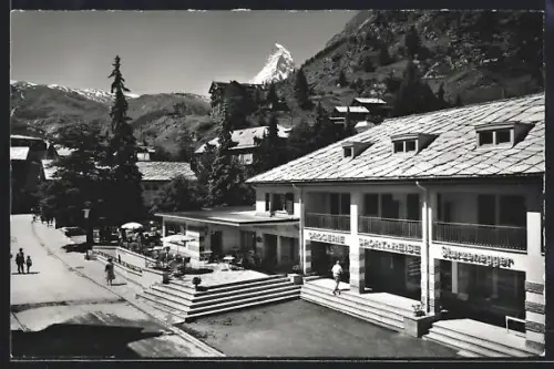 AK Zermatt, Dorfstrasse mit Drogerie Sturzenegger und Matterhorn