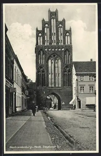 AK Neubrandenburg /Meckl., Strassenpartie mit Treptower Tor und Geschäft von L. Arent