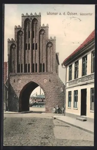 AK Wismar, Wassertorstrasse mit Restaurant zum Wassertor