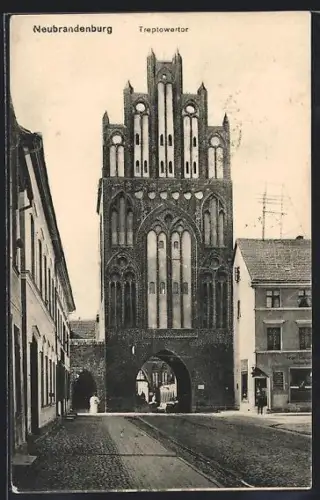 AK Neubrandenburg, Strassenpartie mit Treptower Tor