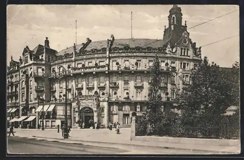 AK Wiesbaden, Strassenpartie am Palast-Hotel