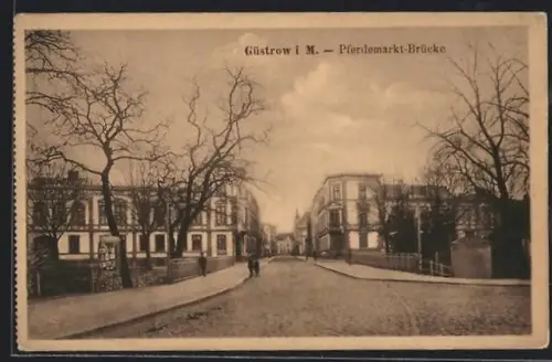 AK Güstrow i. M., Pferdemarkt-Brücke mit Passanten