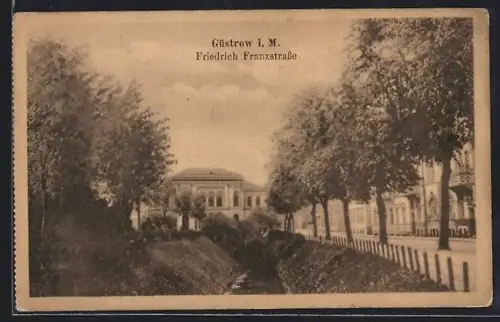 AK Güstrow i. M., Partie an der Friedrich Franzstrasse mit Kanal