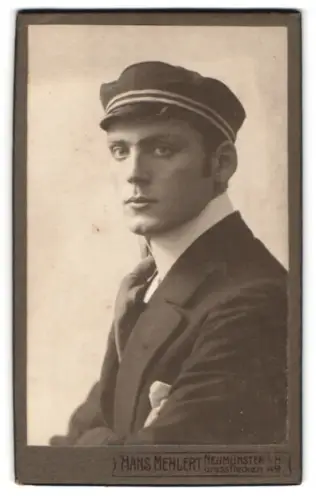 Fotografie Hans Mehlert, Neumünster, Student Franz im Anzug, 1913