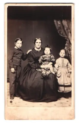 Fotografie B. F. Reimer, Philadelphia, Mutter mit ihren drei Kindern