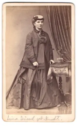 Fotografie Fotograf & Ort unbekannt, Portrait Lina Düssel im Biedermeierkleid, Vorder & Rückseite mit dem gleichen Foto