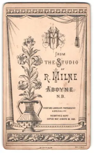 Fotografie R. Milne, Aboyne, Monogramm des Fotografen auf Vorhang mit Blumenvase