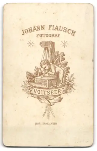 Fotografie Johann Fiausch, Voitsberg, Feuerwehrmann in Uniform mit Axt an der Seite und Helm