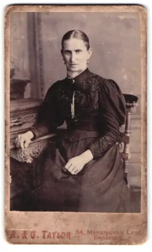 Fotografie A. & C. Taylor, Bradford, Frau mit Kropf / Struma am Hals, besondere Krankheiten