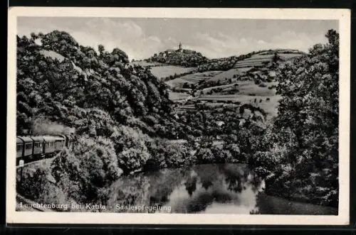AK Kahla / Saale, Blick zur Leuchtenburg mit Saalespiegelung und Eisenbahn