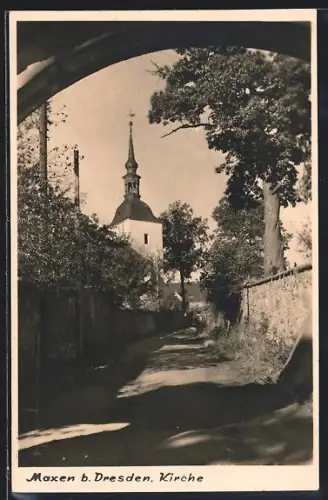 AK Maxen bei Dresden, Kirche, Strassenpartie mit Mauer