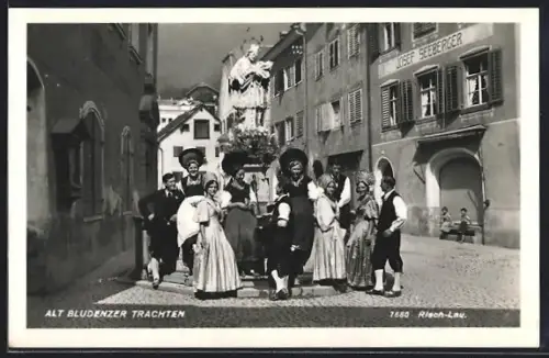 AK Alt Bludenzer Trachten, Anwohner vor dem Geschäft von Josef Seeberger