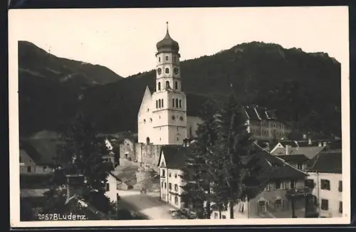 AK Bludenz, Strassenpartie mit Kirche