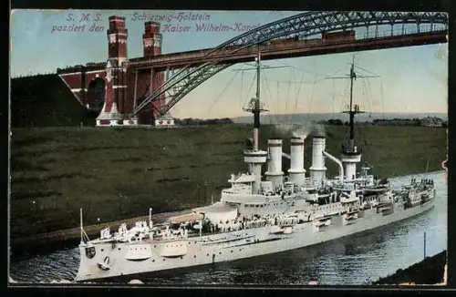 AK Linienschiff Schleswig-Holstein passiert den Kaiser Wilhelm-Kanal unter einer Hochbrücke, Kriegsschiff