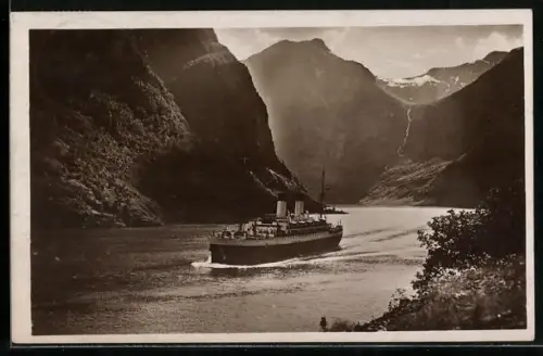 AK Passagierschiff Monte Sarmiento in der Naerobucht, Nordlandreisen 1927