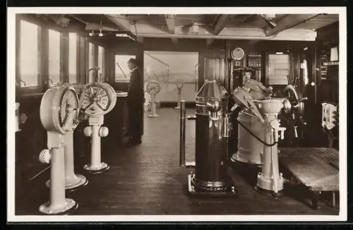 AK Passagierschiff M. S. Monte Olivia der Hamburg-Süd, Kommandobrücke