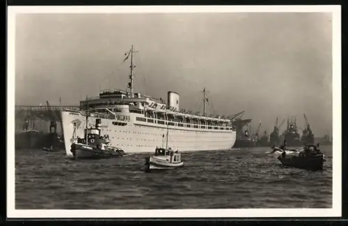 AK Passagierschiff Kdf-Schiff Wilhelm Gustloff im Hafen