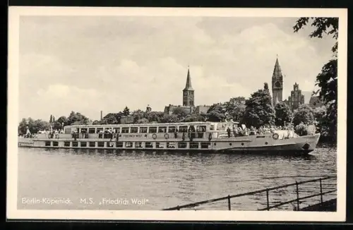 AK Berlin-Köpenick, Motorschiff Friedrich Wolf vor der Kirche und Rathaus von Köpenick