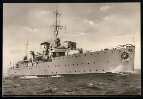 AK Schnellboot-Begleitschiff der Kriegsmarine Tsingtau in Fahrt