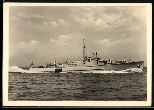 AK Räumboot der Kriegsmarine in voller Fahrt
