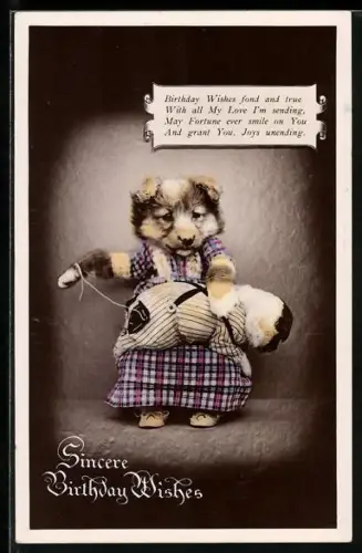 AK Hundemutter im Kleid flickt Hose ihres Welpen, Geburtstagsgruss