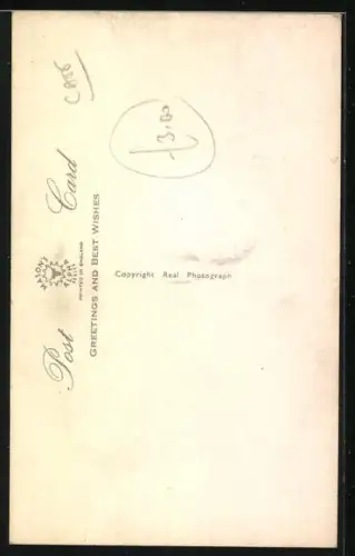 AK Bekleidete Katzenmutter mit bekleidetem Jungen