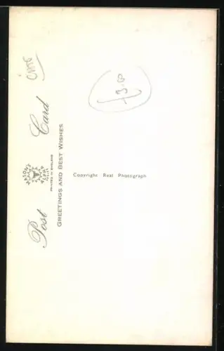 AK Bekleidete Katzenmutter mit Jungem im Arm