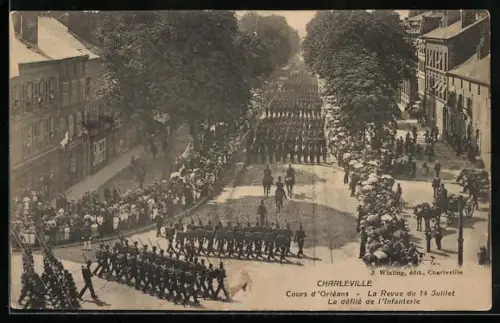 AK Charleville, Cours d`Orleans, Revue du 14 Juillet, Defile de l`infanterie, Soldatenparade und Zuschauer