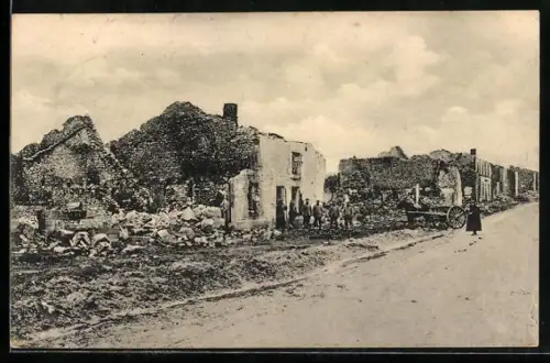 AK Epinonville, Blick auf zerstörte Häuser