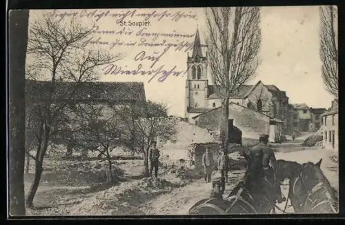 AK St. Souplet, deutsche Soldaten mit Pferdegespann auf einer Strasse, Kirche im Hintergrund