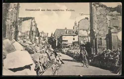 AK Verdun, Strassenbild aus dem zerstörten Ort, mit Soldat auf einem Fahrrad