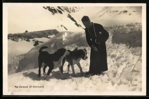 AK Grand St. Bernard, Geistlicher mit Bernhardinern im Schnee