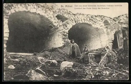 AK St. Mihiel, Deutsche Besetzungssoldaten am zerstörten Lichthof des Forts Camp des Romains