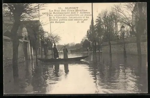 AK Alfort, Inondations 1910, La rue des deux Moulins vers le restaurant des 7 arbres, Hochwasser