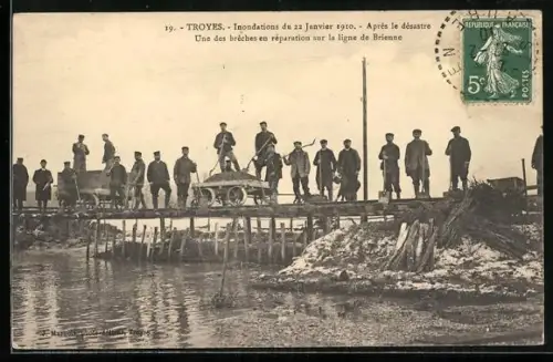 AK Troyes, Inondations du 22 Janvier 1910, Une des brèches en réparation sur la ligne de Brienne