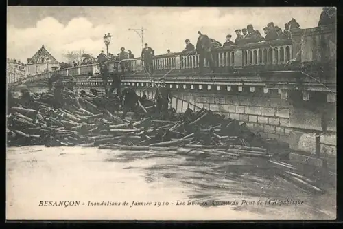 AK Besancon, Inondations de Janvier 1910, Les Bois en Amont du Pont de la République