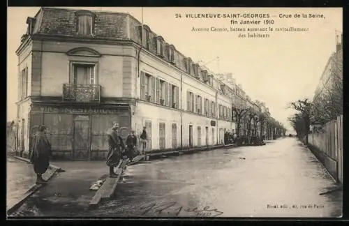 AK Villeneuve-Saint-Georges, Crue de la Seine, Avenue Carnot, bateau assurant la ravitaillement des habitants