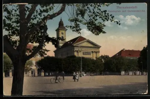 AK Theresienstadt / Terezin, Paradeplatz und Garnisonkirche