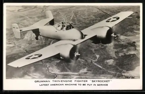 AK Grumman Twin-Engine Fighter Skyrocket, Kampfflugzeug überfliegt eine ländliche Gegend