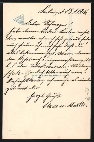 Grusskarten-AK Berlin, Potsdamer Platz mit Strassenbahn, Soldatin salutiert vor Reichsfahne