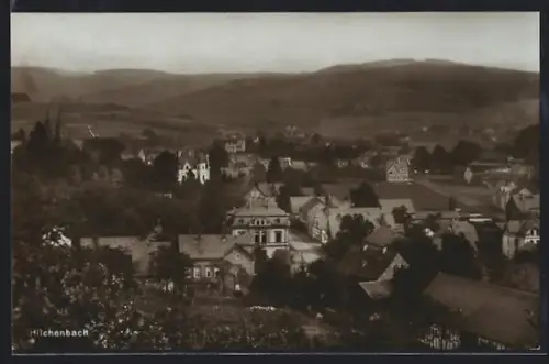AK Hilchenbach, Ortsansicht mit Wohnhäusern und umliegender Hügellandschaft