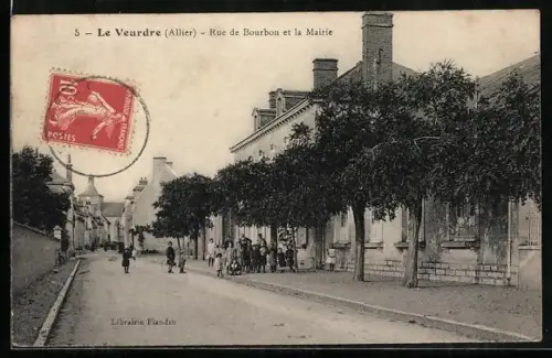 AK Le Veurdre, Rue de Vourbon et la Mairie
