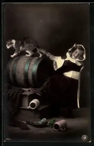 AK Münchner Kindl mit Katze am Fass